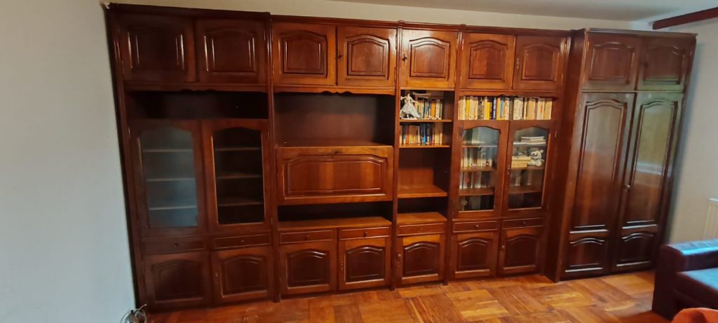 Mobila de sufragerie gata sa plece la centrul de colectare