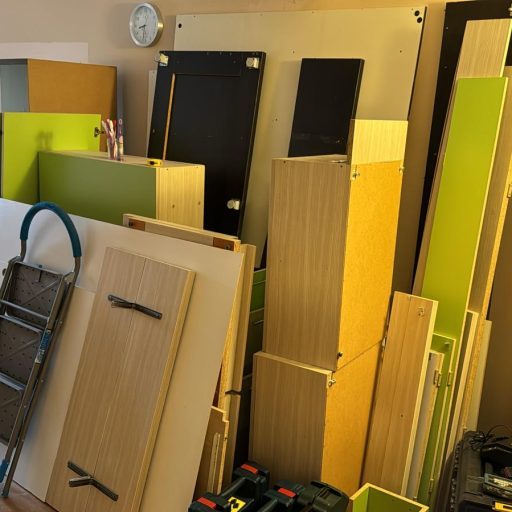 mobila veche demontata in vederea debarasarii